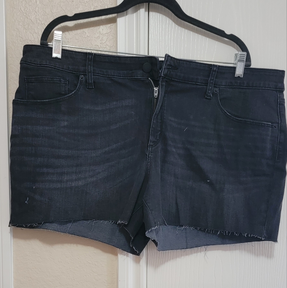 UNIVERSAL THREAD BLACK MIDI SHORTS